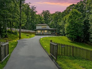 Exterior - Near Asheville! Hot Tub~Fire Pit~BBQ (Mills River)