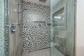Badewanne, Haartrockner, Handtücher, Shampoo