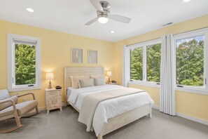 4 bedrooms, desk, iron/ironing board, WiFi