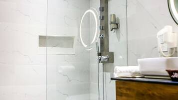Deluxe Room, 1 King Bed, Non Smoking, Kitchen | Bathroom