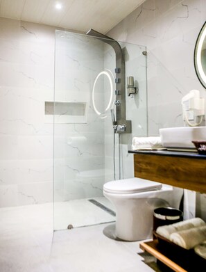 Deluxe Room, 1 King Bed, Non Smoking, Kitchen | Bathroom | Shower, bathrobes, bidet, towels