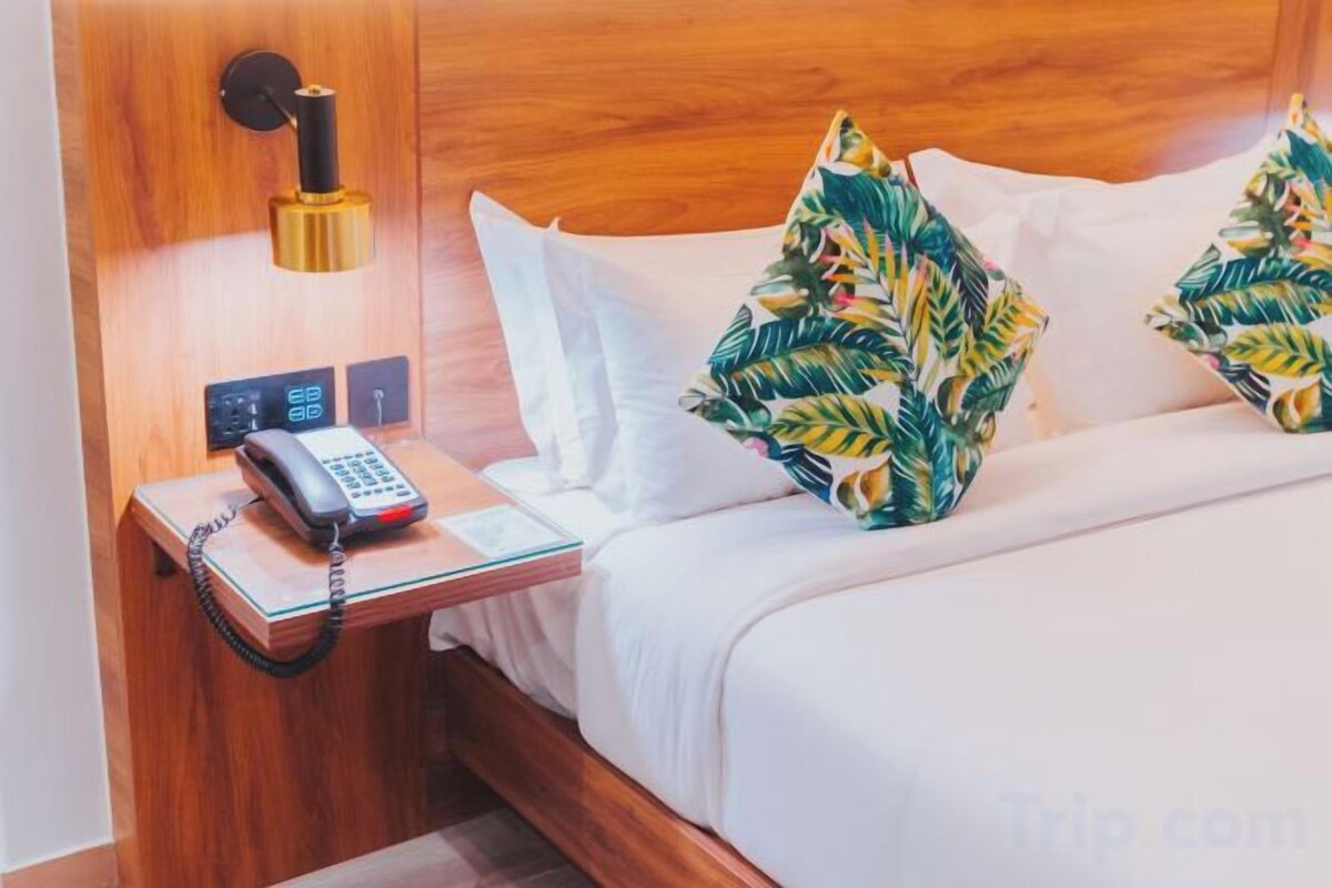 Hypo-allergenic bedding, minibar, in-room safe, soundproofing
