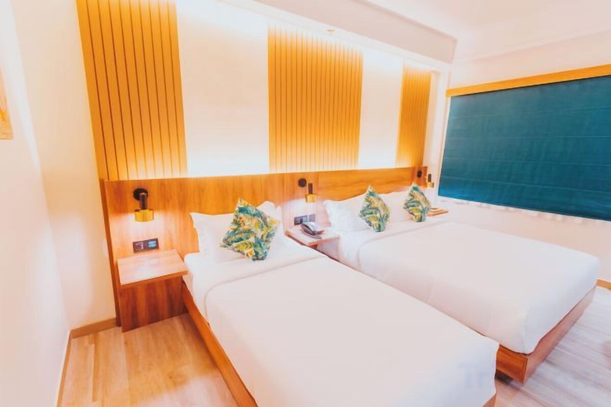 Hypo-allergenic bedding, minibar, in-room safe, soundproofing