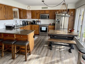 冷蔵庫、電子レンジ、オーブン、コンロ