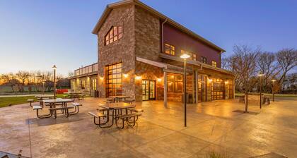 DESIGNED FOR FUN! LAKEFRONT HOME - PET FRIENDLY! HOT TUB, FIRE PIT READY TO GO!