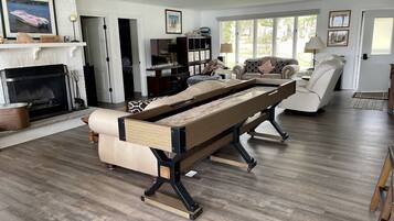 Televisión, reproductor de DVD, libros y videoteca