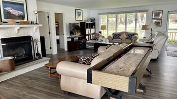 Téléviseur, lecteur de DVD, livres, sélection de films