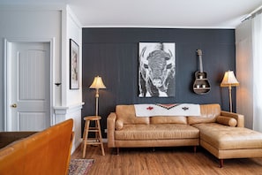 House | Living area | 40-inch flat-screen TV with cable channels, TV, fireplace