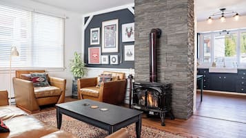 House | Living area | 40-inch flat-screen TV with cable channels, TV, fireplace