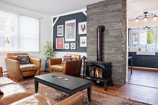House | Living area | 40-inch flat-screen TV with cable channels, TV, fireplace