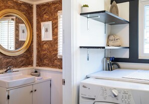 House | Bathroom | Hair dryer, towels