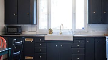 Rumah | Dapur pribadi | Lemari es besar, microwave, oven, dan kompor