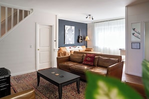 House | Living area | 40-inch flat-screen TV with cable channels, TV, fireplace