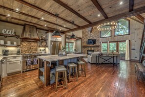 Refrigerador con congelador, microondas, horno y parrilla de estufa 