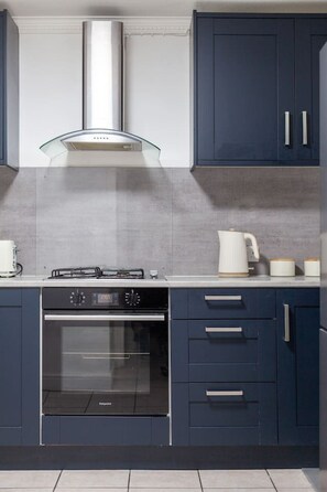 Kylskåp, mikrovågsugn, ugn och spishäll