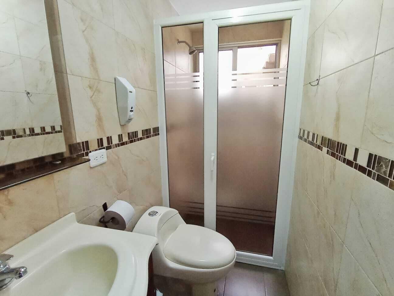 Douche, serviettes fournies, savon, papier toilette