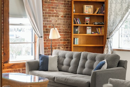 スマートテレビ、書庫. Circle Overlook-Private Downtown apartment