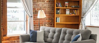 Circle Overlook-Private Downtown apartment