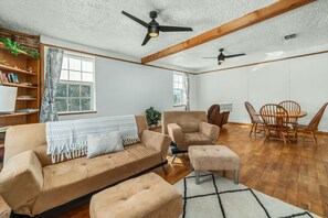 Smart TV, books - Circle Overlook-Private Downtown apartment (Sebring)