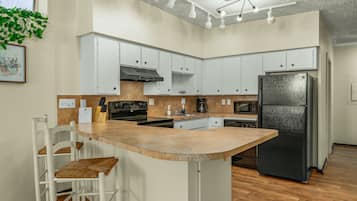 Een koelkast, een magnetron, een oven, een kookplaat