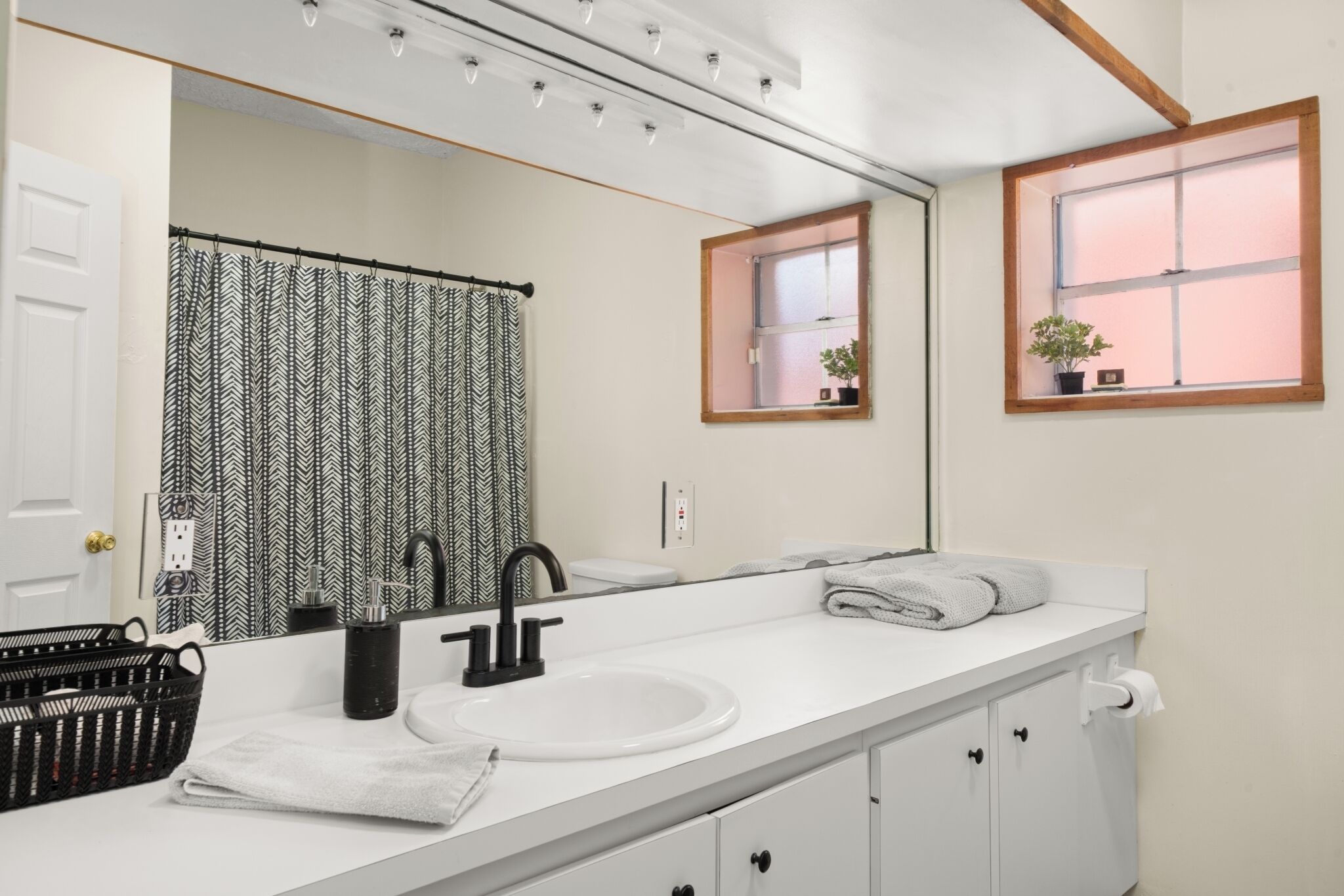 Kombination af bruser/badekar, hårtørrer, håndklæder, Sæbe