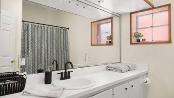 Kombination af bruser/badekar, hårtørrer, håndklæder, Sæbe