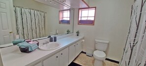 Kombination af bruser/badekar, hårtørrer, håndklæder, Sæbe