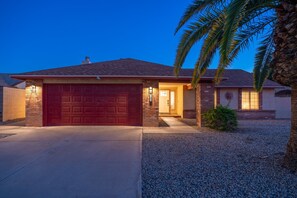 Exterior detail - Cozy Remodel, Diving Pool & Hot tub, Great Location Near Entertainment! (Peoria)