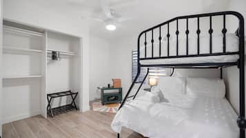 3 chambres, bureau, fer et planche Ă repasser, lit parapluie