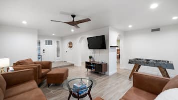 Smart TV, lareira, console de videogame, pebolim