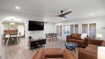 Smart TV, lareira, console de videogame, pebolim