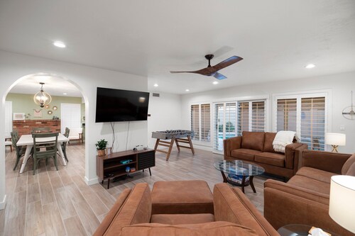 Cozy Remodel, Diving Pool & Hot tub, Great Location Near Entertainment!