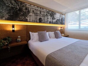 3 habitaciones, escritorio y tabla de planchar con plancha 
