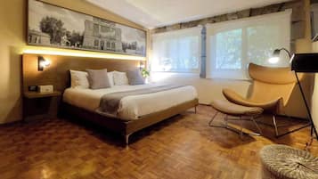 3 bedrooms, desk, iron/ironing board, travel crib