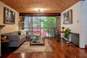 Televisión, chimenea, estéreo y oficina 