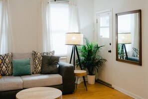 Smart TV - Charming Central Cleveland Gem. Make Yourself At Home! (Cleveland)