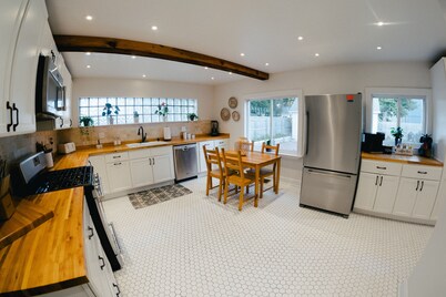 Cozy Updated Century Gem- Prime Location - Sleeps 10- Make yourself at home!