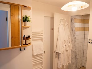 Articles de toilette écologiques, sÚche-cheveux, serviettes fournies