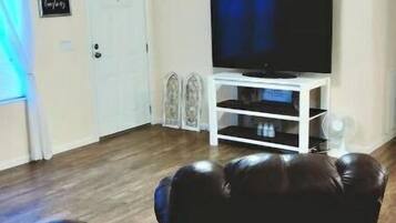 Una Smart TV, un reproductor de DVD, libros