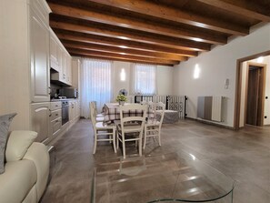 Smart-TV, Videospiele, Tischfußball