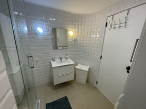 Doccia, asciugacapelli, asciugamani, sapone