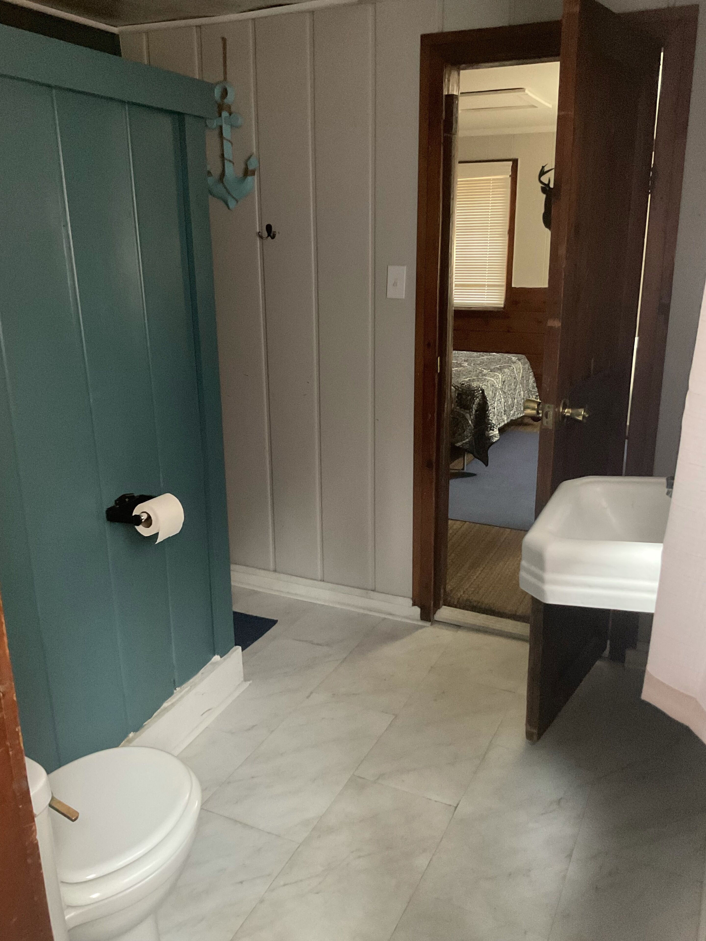 Classic Cabin | Bathroom | Shower, towels