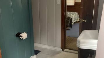 Classic Cabin | Bathroom | Shower, towels