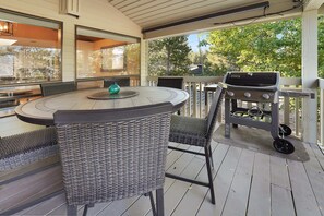 Outdoor dining - Peaceful Sunriver Escape w/ Hot Tub, Bikes & SHARC (Sunriver)