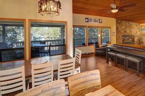 Dining - Peaceful Sunriver Escape w/ Hot Tub, Bikes & SHARC (Sunriver)