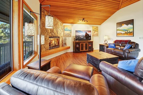 Peaceful Sunriver Retreat w/ Hot Tub, A/C, Bikes & SHARC Passes