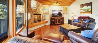 Peaceful Sunriver Retreat w/ Hot Tub, A/C, Bikes & SHARC Passes