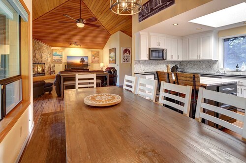 Peaceful Sunriver Escape w/ Hot Tub, Bikes & SHARC