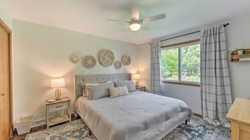 3 bedrooms, desk, iron/ironing board, internet