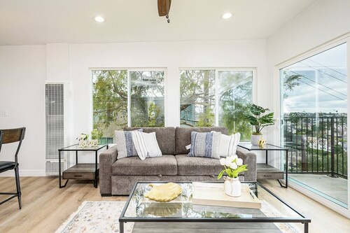 Romantic Getaway w/ Stunning Views and Close to Everything!